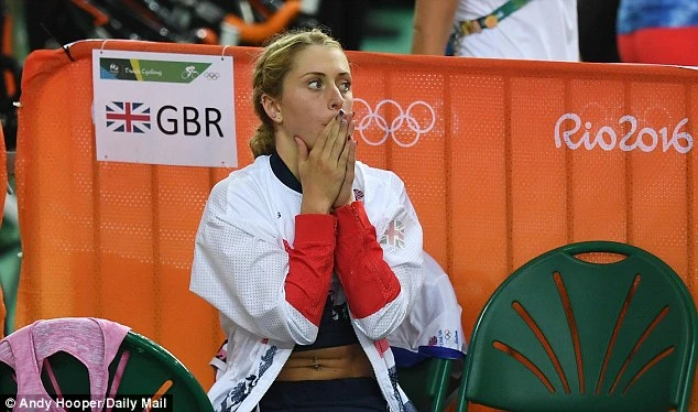 Laura Trott Laura Trott hồi hộp theo dõi hôn phu thi đấu hồi hộp theo dõi hôn phu thi đấu 